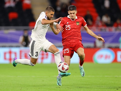 Indonesia gửi đơn khiếu nại lên AFC sau trận thua Iraq- Ảnh 1. Indonesia (áo đỏ) không thể ngăn cản các tình huống tấn công của Iraq - Ảnh: REUTERS