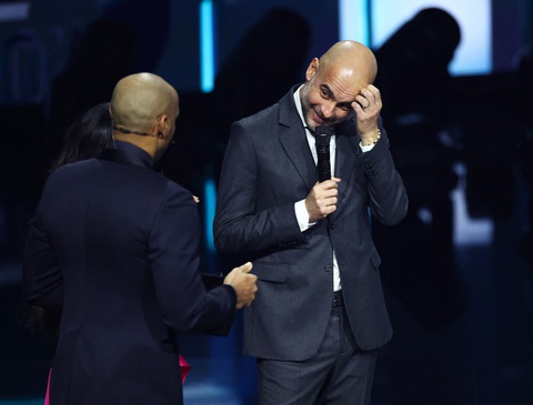 Pep Guardiola nổi cáu khi Henry hỏi khó ở lễ trao giải FIFA The Best- Ảnh 1. Pep Guardiola ngượng ngùng trước câu hỏi của Thierry Henry - Ảnh: REUTERS