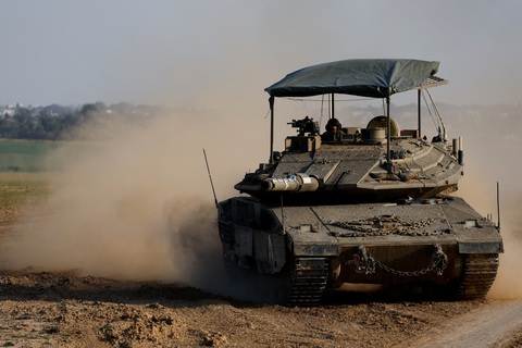 Israel không kích dữ dội vào Hezbollah ở miền nam Lebanon- Ảnh 1. Xe tăng của Israel ở gần biên giới Gaza - Israel - Ảnh: REUTERS