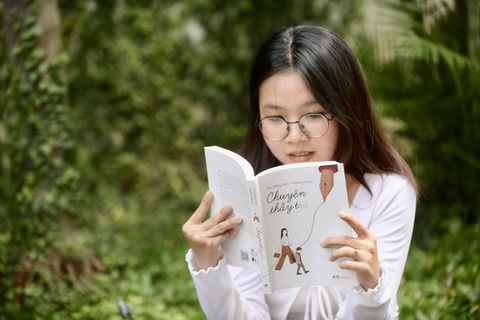 'Đặt điện thoại xuống, cầm sách lên'- Ảnh 1. Không quan trọng quyển sách đó thế nào mà quan trọng chính cha mẹ cũng cần hiểu và học cách trở thành một phần của quyển sách - Ảnh: QUANG ĐỊNH