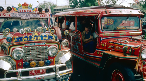 'Vua của đường phố' Philippines jeepney sắp biến mất mãi mãi- Ảnh 1. Xe jeepney là điểm nhấn cho du lịch Philippines - Ảnh: GETTY IMAGES