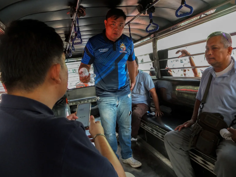 'Vua của đường phố' Philippines jeepney sắp biến mất mãi mãi- Ảnh 2. Bên trong một chiếc xe jeepney - Ảnh: GETTY IMAGES
