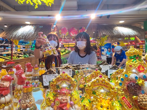 Nhiều khách tiết kiệm cả triệu đồng nhờ mua hàng khuyến mãi khi đi sắm Tết tại siêu thị Co.opmart - Ảnh: NHẬT XUÂN Nhiều khách tiết kiệm cả triệu đồng nhờ mua hàng khuyến mãi khi đi sắm Tết tại siêu thị Co.opmart - Ảnh: NHẬT XUÂN