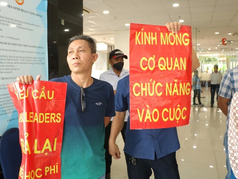 Phụ huynh trong một lần đến đòi học phí tại APAX - Ảnh: TRỌNG NHÂN Phụ huynh trong một lần đến đòi học phí tại APAX - Ảnh: TRỌNG NHÂN