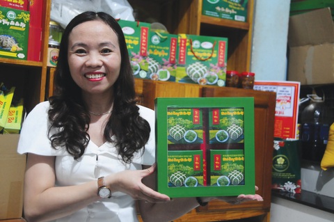 Bà Thủy với những hộp bánh chưng đẹp mắt chuẩn bị xuất qua Mỹ bán Tết - Ảnh: B.D. Bà Thủy với những hộp bánh chưng đẹp mắt chuẩn bị xuất qua Mỹ bán Tết - Ảnh: B.D.