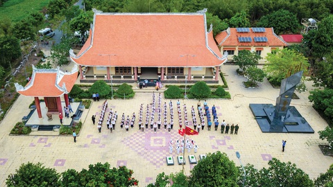 Phát huy giá trị di tích lịch sử - văn hóa gắn với phát triển du lịch- Ảnh 1. Nhớ mãi công ơn cha ông - cán bộ đoàn viên, học sinh,… thăm viếng và dâng hương tại Khu tưởng niệm Liệt sỹ Trung đoàn 207