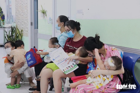 Không chỉ trẻ nhỏ, nhiều người lớn cũng bị ho kéo dài trong khoảng thời gian vừa qua - Ảnh: XUÂN MAI Không chỉ trẻ nhỏ, nhiều người lớn cũng bị bệnh hô hấp kéo dài trong khoảng thời gian vừa qua - Ảnh: XUÂN MAI