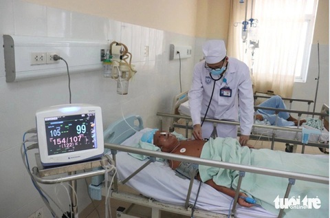 Cắt khối u não khổng lồ cho người đàn ông 65 tuổi- Ảnh 4. Sau phẫu thuật bệnh nhân đã ổn, được các bác sĩ thăm khám, điều trị - Ảnh: HOÀI THƯƠNG