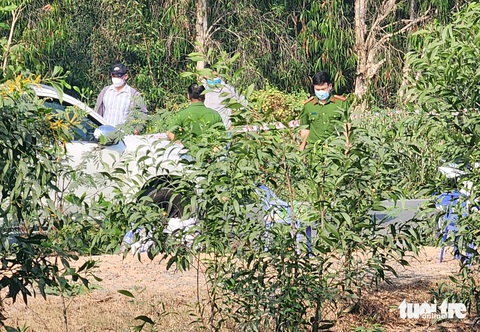 Phát hiện thi thể người đàn ông chết bất thường ở Bình Chánh- Ảnh 3. Lực lượng chức năng phong tỏa hiện trường, điều tra vụ việc - Ảnh: NGỌC KHẢI