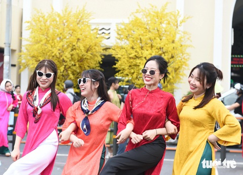 Nhóm bạn trẻ hồn nhiên khoe sắc cùng Xuân Giáp Thìn 2024 Nhóm bạn trẻ hồn nhiên khoe sắc cùng xuân Giáp Thìn 2024