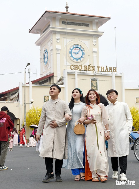 Giao Linh (thứ hai bên phải sang) cùn những người bạn :'tụi em rất vui khi mỗi dịp xuân về lại được diện áo dài chụp hình kỉ niệm' Giao Linh (thứ hai từ phải sang) cùng những người bạn cho biết: "Tụi em rất vui khi mỗi dịp xuân về lại được diện áo dài chụp hình kỷ niệm"
