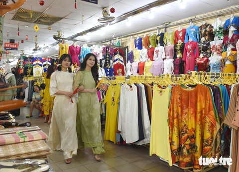 Nam thanh nữ tú xúng xính áo dài ra phố chụp ảnh Tết- Ảnh 7. Nhiều bạn trẻ check-in ở chợ Bến Thành