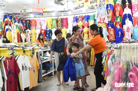 Mua sắm áo dài truyền thống cho con tại chợ Bến Thành Mua sắm áo dài truyền thống cho con tại chợ Bến Thành