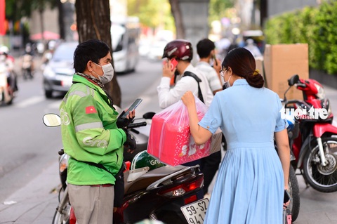 Từ vụ đơn hàng có ma túy: Shipper cần làm gì để bảo vệ bản thân?- Ảnh 2. Grab Việt Nam khuyến cáo tài xế yêu cầu khách cho kiểm tra hàng hóa khi nghi vấn - Ảnh: QUANG ĐỊNH