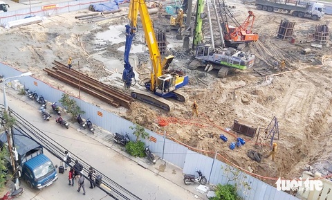 Loạt khách sạn than trời vì tiếng ồn công trình xây dựng, du khách chịu không nổi- Ảnh 3. Người dân và các cơ sở kinh doanh kiến nghị việc thi công với thời gian phù hợp - Ảnh: ĐOÀN CƯỜNG