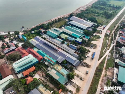 Chỗ dành thoát lũ đang lổn nhổn kho bãi: Bao giờ xử lý dứt điểm?- Ảnh 1. Những khu nhà xưởng kéo dài từ chân đê đến bờ sông Hồng (ảnh chụp tại xã Ninh Sở, huyện Thường Tín) - DANH KHANG