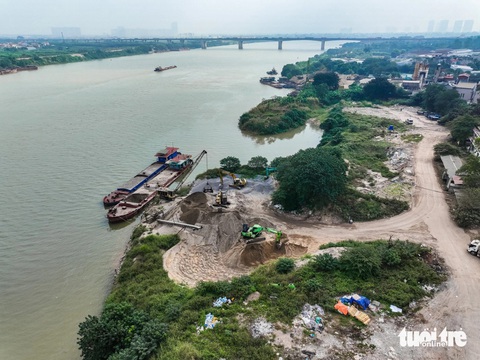 Chỗ dành thoát lũ đang lổn nhổn kho bãi: Bao giờ xử lý dứt điểm?- Ảnh 3. Nhiều khu vực bãi bồi sông Hồng đang