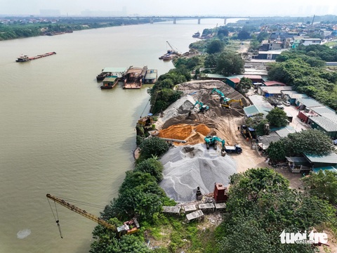 Chỗ dành thoát lũ đang lổn nhổn kho bãi: Bao giờ xử lý dứt điểm?- Ảnh 2. Công ty cổ phần Đầu tư xây dựng vận tải và thương mại chưa được Hà Nội cho thuê đất, nhưng ghi nhận cho thấy công ty này đã hoạt động không khác gì một
