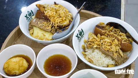 Tìm vị xôi làng nghề Phú Thượng giữa Sài Gòn- Ảnh 1. Một phần xôi trắng, thịt, trứng kho, hành phi, pa tê. Khách có thể tự chọn món ăn kèm với các loại xôi tùy theo khẩu vị - Ảnh: HỒ LAM