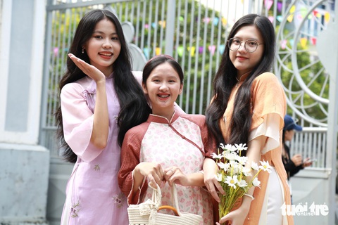 Nhóm bạn Như Nguyệt, Bích Ngọc, Tuyết Anh (từ trái sang) là sinh Trường đại học Kinh Tế Đà Nẵng chọn khung cảnh trước nhà thờ Chính tòa với dãy tường rào cổ điển để phù hợp cho ý tưởng bộ ảnh Tết phong cách retro - Ảnh: ĐOÀN NHẠN Nhóm bạn Như Nguyệt, Bích Ngọc, Tuyết Anh (từ trái sang) là sinh Trường đại học Kinh Tế Đà Nẵng chọn khung cảnh trước nhà thờ Chính tòa với dãy tường rào cổ điển để phù hợp cho ý tưởng bộ ảnh Tết phong cách retro - Ảnh: ĐOÀN NHẠN