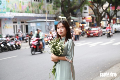Chỉ cần bỏ vài chục nghìn mua một bó hoa từ chợ Hàn là đã có tấm ảnh nàng thơ dịu dàng Chỉ cần bỏ vài chục nghìn mua một bó hoa từ chợ Hàn là đã có tấm ảnh nàng thơ dịu dàng