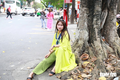 Ngọc Thảo (sinh viên Trường đại học Duy Tân) tạo dáng cá tính trong trang phục áo dài suông Ngọc Thảo (sinh viên Trường đại học Duy Tân) tạo dáng cá tính trong trang phục áo dài suông