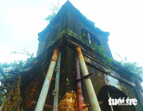 'Thần đèn' Nguyễn Văn Cư di dời thành công cổng đền nặng hơn 100 tấn- Ảnh 2. Hệ thống chống đỡ cổng đền trong quá trình di chuyển đến vị trí mới - Ảnh: LÊ MINH