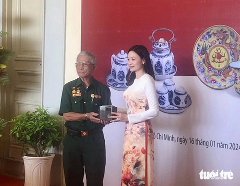Bà Đoàn Thị Trang - phó giám đốc Bảo tàng TP.HCM tiếp nhận hiện vật - Ảnh: HOÀI PHƯƠNG Bà Đoàn Thị Trang, phó giám đốc Bảo tàng TP.HCM, tiếp nhận hiện vật - Ảnh: HOÀI PHƯƠNG
