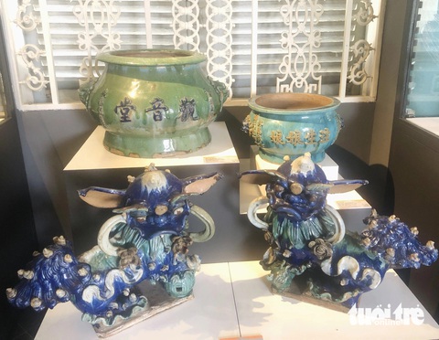 Đôi lân gốm men nhiều màu thế kỷ 20 của Phạm Quốc Định - Ảnh: HOÀI PHƯƠNG Đôi lân gốm men nhiều màu thế kỷ 20 của nhà sưu tập Phạm Quốc Định - Ảnh: HOÀI PHƯƠNG