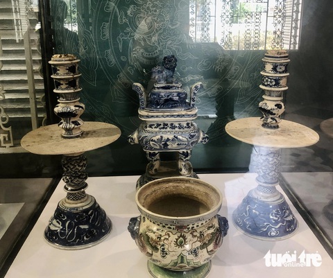 Bộ lư hương, bát nhang của nhà sưu tập Hồ Hoàng Tuấn - Ảnh: HOÀI PHƯƠNG Bộ lư hương, bát nhang của nhà sưu tập Hồ Hoàng Tuấn - Ảnh: HOÀI PHƯƠNG
