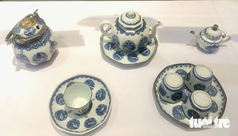 Bộ sưu tập ấm trà của nhà sưu tập Lê Thanh Nghĩa - Ảnh: HOÀI PHƯƠNG Bộ sưu tập ấm trà của nhà sưu tập Lê Thanh Nghĩa - Ảnh: HOÀI PHƯƠNG