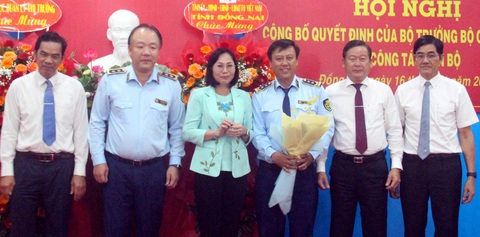Bổ nhiệm cục trưởng cho Cục Quản lý thị trường Đồng Nai- Ảnh 1. Lãnh đạo tỉnh Đồng Nai và Tổng cục Quản lý thị trường tặng hoa chúc mừng tân cục trưởng Cục Quản lý thị trường Đồng Nai Nguyễn Văn Phúc - Ảnh: H.M.