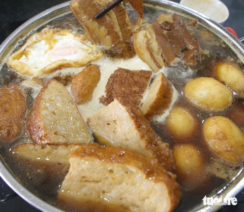 Tìm vị xôi làng nghề Phú Thượng giữa Sài Gòn- Ảnh 8. Giò chả cũng được chủ quán lấy từ một hàng chính gốc ở làng Ước Lễ, Hà Nội - Ảnh: HỒ LAM