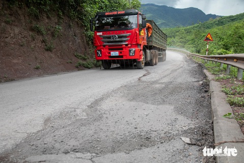 Bố trí 66,5 tỉ đồng duy tu quốc lộ 15D nối với Lào- Ảnh 1. Cục Đường bộ Việt Nam phê duyệt 2 dự án với tổng vốn 66,5 tỉ đồng để duy tu quốc lộ 15D trong năm 2024 - Ảnh: HOÀNG TÁO