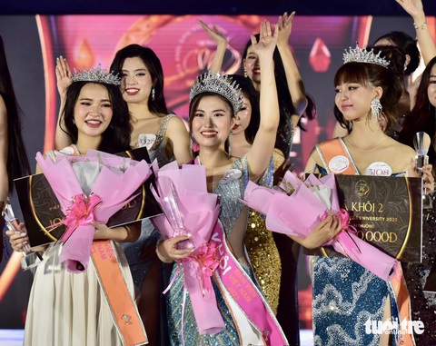 Top 3 Hoa khôi Sinh viên Việt Nam 2023: Á khôi 1 Nguyễn Thị Minh Phương, hoa Khôi Trịnh Huyền Mai và Á khôi 2 Dương Kim Thanh - Ảnh: T.T.D. Top 3 Hoa khôi Sinh viên Việt Nam 2023 (từ trái qua): Á khôi 1 Nguyễn Thị Minh Phương, Hoa khôi Trịnh Huyền Mai và Á khôi 2 Dương Kim Thanh - Ảnh: T.T.D.