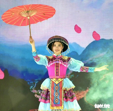 Thí sinh Trịnh Huyền Mai trong phần thi tài năng - Ảnh: T.T.D. Hoa khôi Trịnh Huyền Mai trong phần thi tài năng - Ảnh: T.T.D.