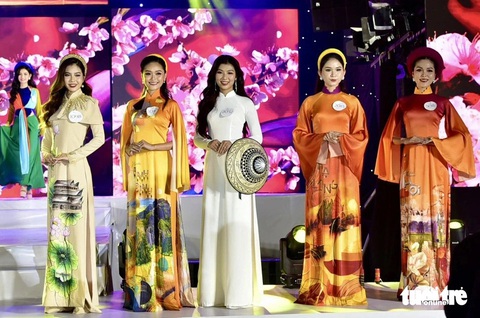 Thí sinh duyên dáng trong tà áo dài - Ảnh: T.T.D. Thí sinh duyên dáng trong tà áo dài - Ảnh: T.T.D.