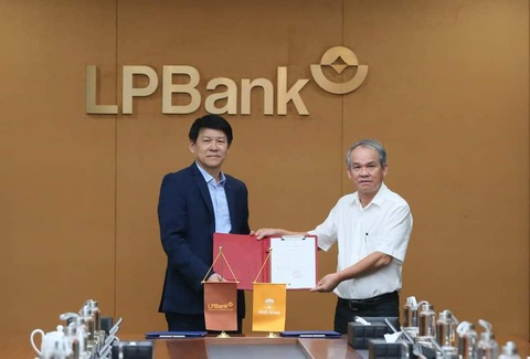 CLB LPBank Hoàng Anh Gia Lai chính thức bổ nhiệm HLV mới- Ảnh 1. Bầu Đức trao quyết định bổ nhiệm cho HLV Vũ Tiến Thành - Ảnh: LPBANK HAGL FC