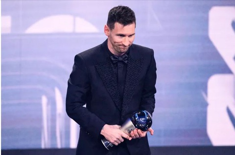 Messi gây tranh cãi khi đoạt giải FIFA The Best 2023- Ảnh 1. Messi gây tranh cãi khi lần thứ 3 giành giải FIFA The Best - Ảnh: AFP
