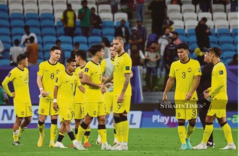 Tin tức thể thao sáng 16-1: Malaysia thảm bại ở trận ra quân Asian Cup- Ảnh 1. Cầu thủ Malaysia thất thần sau khi thảm bại 0-4 trước Jordan - Ảnh: New Straits Times