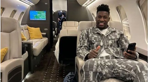 Andre Onana lỡ trận ra quân tại AFCON của Cameroon- Ảnh 1. Onana trên chuyến bay riêng tới Bờ Biển Ngà dự Afcon 2023 - Ảnh: Reuters
