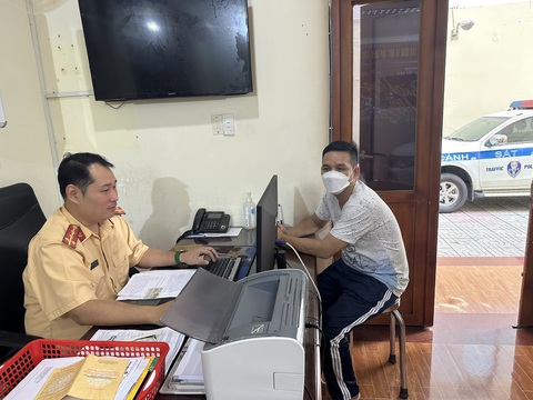 Chạy ngược chiều trên đường dẫn cao tốc vì... xe không đủ tiền qua trạm thu phí- Ảnh 2. Tài xế T. làm việc với lực lượng Cục Cảnh sát giao thông - Ảnh: PC08
