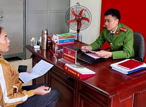 Nhớ lời công an dặn nên không bị lừa mất 700 triệu đồng- Ảnh 1. Bà T. trình báo với công an về việc kẻ lạ yêu cầu chuyển 700 triệu đồng - Ảnh: CACC