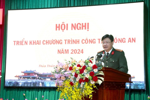 Giám đốc Công an tỉnh Thừa Thiên Huế công bố số điện thoại đường dây nóng của cá nhân- Ảnh 1. Giám đốc Công an tỉnh Thừa Thiên Huế Nguyễn Thanh Tuấn công bố số điện thoại đường dây nóng của cá nhân để tiếp nhận thông tin tố giác tội phạm từ người dân - Ảnh: TRẦN HỒNG