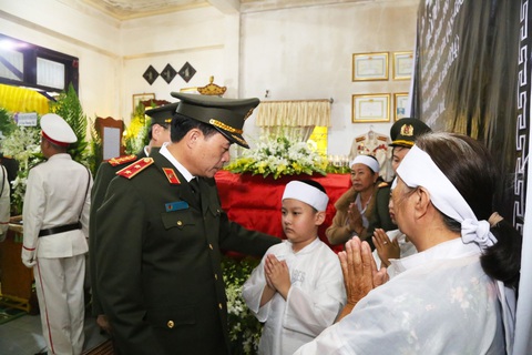 Giám đốc Công an tỉnh Thừa Thiên Huế công bố số điện thoại đường dây nóng của cá nhân- Ảnh 2. Trung ướng Lê Quốc Hùng - thứ trưởng Bộ Công an thăm hỏi, động viên gia đình trung tá Trần Duy Hùng hy sinh khi làm nhiệm vụ trấn áp tội phạm - Ảnh: TRẦN HỒNG