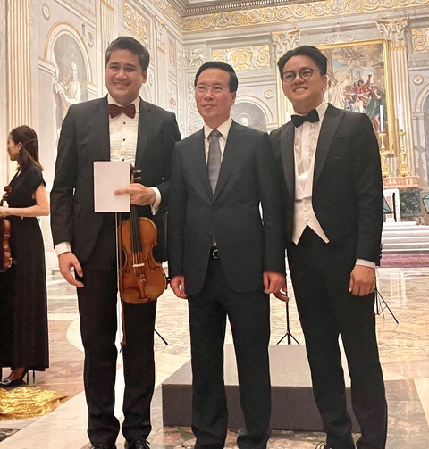 Chủ tịch nước Võ Văn Thưởng chụp ảnh lưu niệm cùng nghệ sĩ Bùi Công Duy và nhạc trưởng Trần Nhật Minh sau buổi biểu diễn tại cung điện Phủ Tổng thống Ý - Ảnh: NVCC Chủ tịch nước Võ Văn Thưởng chụp ảnh lưu niệm cùng nghệ sĩ Bùi Công Duy và nhạc trưởng Trần Nhật Minh sau buổi biểu diễn tại cung điện Phủ Tổng thống Ý - Ảnh: NVCC