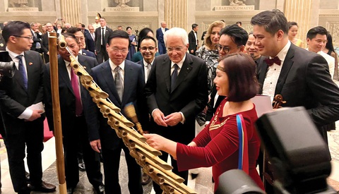 NSƯT Hoa Đăng biểu diễn giới thiệu về cây đàn t'rưng trước Chủ tịch nước Võ Văn Thưởng và Tổng thống Ý Sergio Mattarella sau đêm diễn tại cung điện Phủ Tổng thống Ý - Ảnh: NVCC NSƯT Hoa Đăng biểu diễn giới thiệu về cây đàn t'rưng trước Chủ tịch nước Võ Văn Thưởng và Tổng thống Ý Sergio Mattarella sau đêm diễn tại cung điện Phủ Tổng thống Ý - Ảnh: NVCC