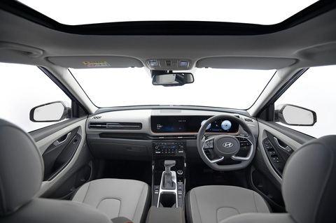 Hyundai Creta 2024 ra mắt: Giá quy đổi 325 triệu đồng, đổi thiết kế, nâng cấp công nghệ- Ảnh 4. Nội thất xe toát lên vẻ hiện đại thấy rõ nhờ cặp màn hình mới - Ảnh: Hyundai
