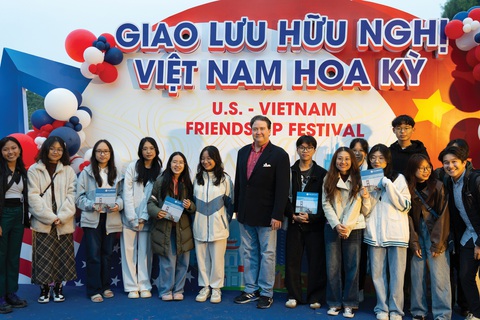 Đại sứ Marc Knapper tại Ngày hội hữu nghị Việt Nam - Mỹ vào tháng 12-2023 - Ảnh: Đại sứ quán Mỹ cung cấp Đại sứ Marc Knapper tại Ngày hội hữu nghị Việt Nam - Mỹ vào tháng 12-2023 - Ảnh: Đại sứ quán Mỹ cung cấp