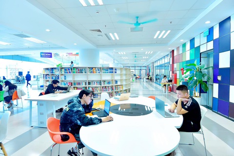 Năm 2024, nhiều trường kinh tế mở ngành công nghệ, trường kỹ thuật tuyển sinh ngành xã hội- Ảnh 1. Sinh viên Trường đại học Kinh tế quốc dân học tại thư viện trường. Năm nay trường mở nhiều ngành mới thuộc lĩnh vực kỹ thuật công nghệ - Ảnh: NEU
